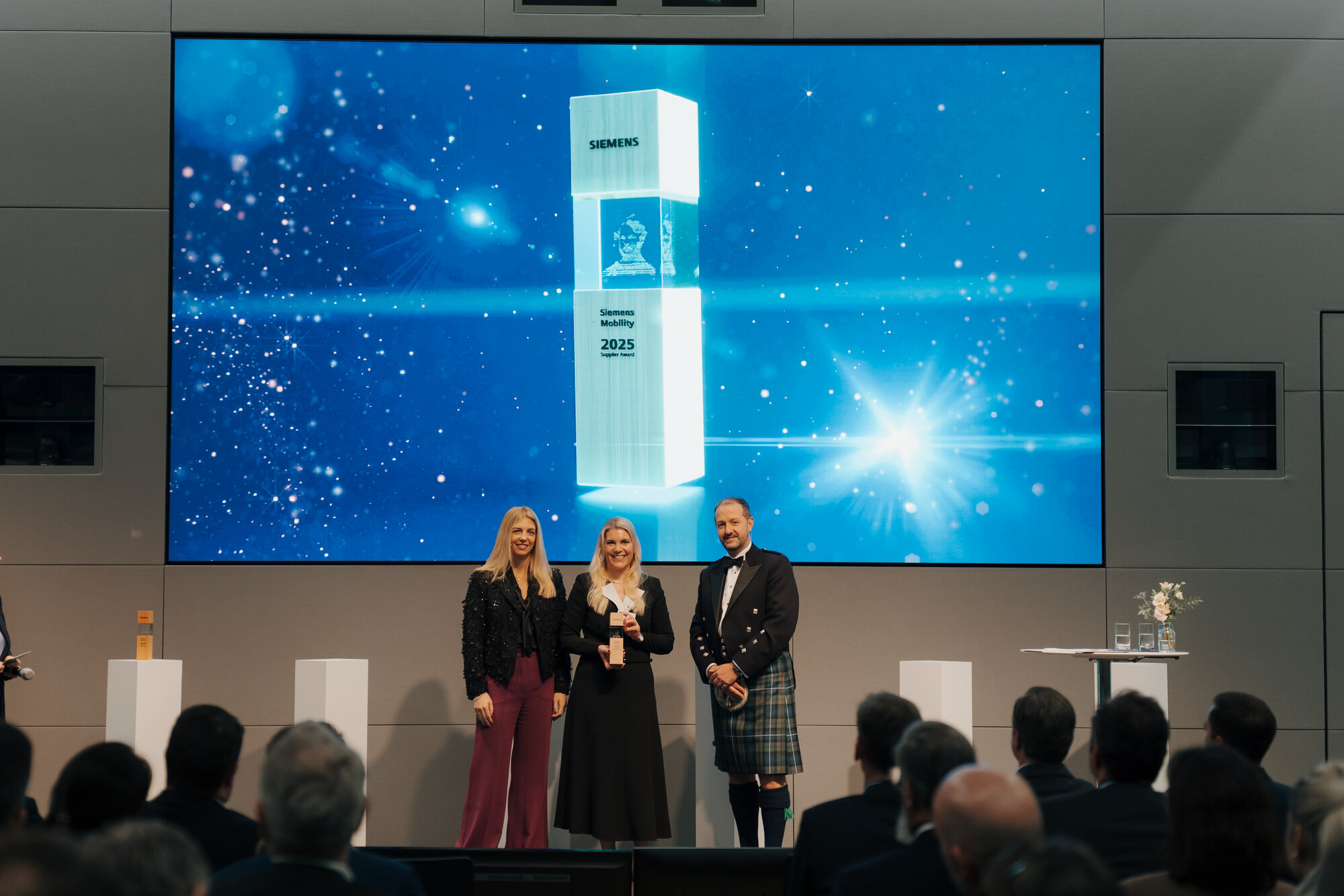 Odovzdávanie cien Siemens Mobility Award 2025: Beatrice Bock (konateľka a CFO Siemens Mobility), Sabine Geis (Global Account Manager Siemens, skupina Geis) a Rory Lamont (CPO, Siemens) pri odovzdávaní cien 24. novembra v Mníchove (zľava). Zdroj: Siemens Mobility GmbH