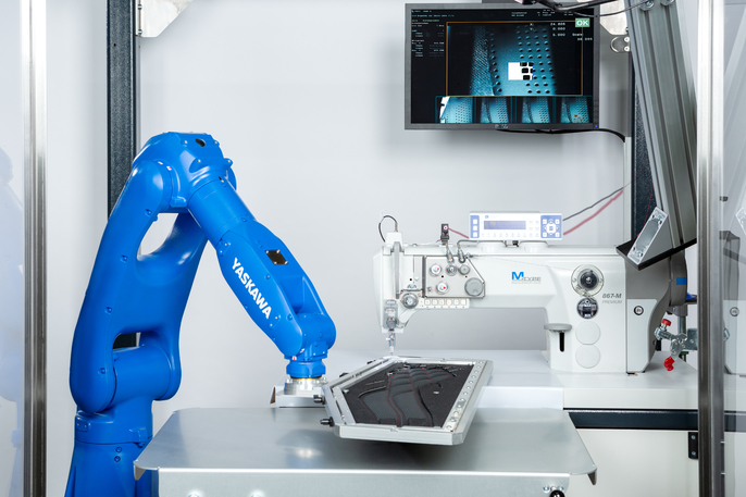 Šijací robot poskytuje novú voľnosť pri návrhu poťahov sedadiel Šijací robot poskytuje novú voľnosť pri návrhu poťahov sedadiel