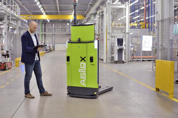 Autonómne mobilné roboty AGILOX šetria náklady použitím umelej inteligencie postavenej na algoritmoch správania kŕdľa Autonómne mobilné roboty AGILOX šetria náklady použitím umelej inteligencie postavenej na algoritmoch správania kŕdľa