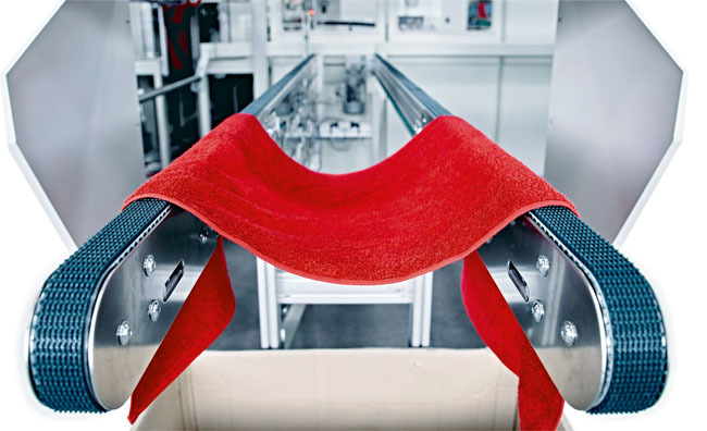 Modulárne výrobné linky na uteráky vyžadujú flexibilnú a kompaktnú technológiu riadenia pohybu Modulárne výrobné linky na uteráky vyžadujú flexibilnú a kompaktnú technológiu riadenia pohybu