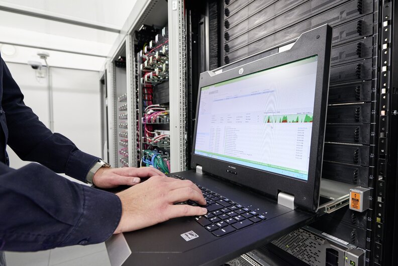 Inteligentné monitorovanie rozvádzačov a IT infraštruktúry prostredníctvom snímačov a riadiacich systémov