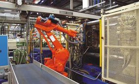 Použitie robotov v automobilovom priemysle pri výrobe zadných reflektorov