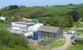 Ostrov Guernsey sa spolieha na rádiové spojenie