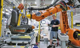 Manipuláciu so sedačkami uľahčil robot