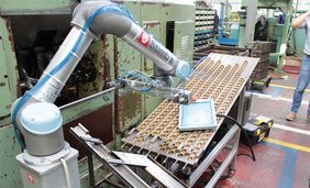 Monotónna obsluha staršieho stroja zverená ramenu kolaboratívneho robota