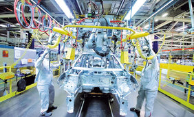 Groupe PSA šetrí náklady a zlepšuje kvalitu a pracovnú ergonómiu vďaka robotom UR