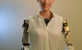 Najznámejší humanoidný robot sveta sa učí po slovensky! Sophia príde v septembri do Košíc.