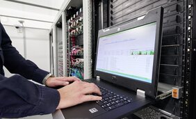 Inteligentné monitorovanie rozvádzačov a IT infraštruktúry prostredníctvom snímačov a riadiacich systémov