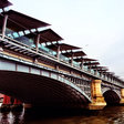 Londýn má najväčší solárny most na svete