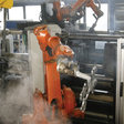 Obr. 2 Roboty pri príprave foriem v prostredí s vysokou teplotou a znečisteným vzduchom [7]