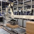 Biely robot ABB IRB 6640 obsluhuje CNC zariadenie