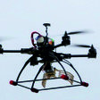 Obr. 4: Dron vybavený robotickým ramenom a ďalší typ robotického ramena
