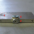 Obr. 1A Delený materiál a jeho upevnenie na stroji (1 – obrobok AISI 304, 2 – snímače vibrácií PCB IMI 607 A11, 3 – deliaca hlavica, 4 – prítlačné platne na stabilizáciu obrobku)