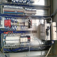 Obr. 2 Pohľad do rozvádzača zrážačky hrán – v hornej časti PLC CPX-CEC od spoločnosti Festo, vpravo frekvenčné meniče Schneider Electric a Festo 
