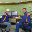 Obr. 3 Ing. Štefan Starosta, vedúci pre technológie vodných elektrární SE (vľavo) a INg. Martin Perončík, manipulant elektrického velína v PVE Čierny Váh (vpravo)