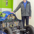 Obr. 2 Philippe Maindru, ktorý vyučuje na škole spaľovacie motory stojí vedľa auta Microjoule, rekordéra na prejdenie najväčšej vzdialenosti pri spotrebovaní čo najmenšieho množstva energie