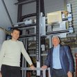 Ľubomír Profant (vľavo) a Juraj Pilka pri automatizovanom manipulátore pripravenom na inštaláciu do výroby