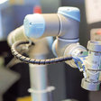 Výrobca strojných súčastí integruje kolaboratívne roboty vlastnými silami