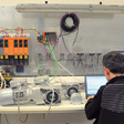 Obr. 1 Oddelenie vývoja softvéru a elektroniky pri testovaní možnosti moderných automatizačných a riadiacich systémov 