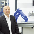 Dietmar Kuhn, riaditeľ závodu spoločnosti KMF, predpokladá obrovský potenciál šijacích robotov. (Zdroj: YASKAWA)