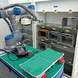 Robot zabezpečuje spoľahlivé ukladanie a vyberanie doštičiek s čipmi