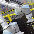 Obr.4 Kolaboratívny robot s kamerou na vizuálnu kontrolu (Zdroj: HELLA Slovakia Lighting s. r. o.)