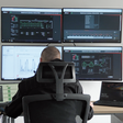 Obr. 1 Z dispečerského pracoviska dokážu technici TESLA LH monitorovať činnosť batériových úložísk dodaných zákazníkom v Nemecku, Holandsku či vo Švédsku
