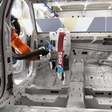 Obr. 13 Automatická aplikácia tesniacich pások 6042 ProSeal (Tesa, 2024)