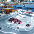 Obr.: Ako jeden z prvých výrobcov automobilov na svete využíva Audi strojové učenie v sériovej výrobe. Softvér, ktorý Audi vyvinulo, rozpozná a označí najjemnejšie praskliny na plechových dieloch – automaticky, spoľahlivo a v priebehu niekoľkých sekúnd. Audi týmto projektom podporuje umelú inteligenciu v spoločnosti a revolúciu v testovacom procese vo výrobe.