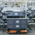 Obr. 3 Dva spolupracujúce humanoidné roboty Walker S dokážu bezproblémovo spolupracovať pri plnení úloh s autonómne navádzanými vozíkmi (Foto: (c) UBTECH Robotics, Geely Holding Group)