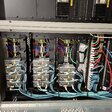 Obr. 2a, 2b Súčasťou architektúry riadenia technologických procesov sú moderné priemyselné komunikačné prvky aj pokročilé systémy procesného riadenia.