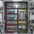 Obr. 2 Kompletná systémová integrácia (Box Build) zahrňujúca káblovú aj mechanickú montáž rozvádzačov