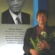 Jana Fisher, dcéra prof. M. Šalamona, pred pamätnou tabuľou na FEI STU v Bratislave