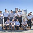 Obr. 2 Zamestnanci spoločnosti Haas s VF-1 s poradovým číslom 125 000