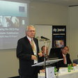 Obr. 2 Larry Good, zástupca európskej komiesie z Bruselu, prezentoval plnenie plánu OECD v oblasti znižovania uhlíkových emisií.