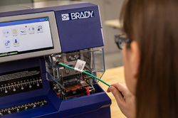 Označte káble 3-krát rýchlejšie s BradyPrinter A5500 Označte káble 3-krát rýchlejšie s BradyPrinter A5500