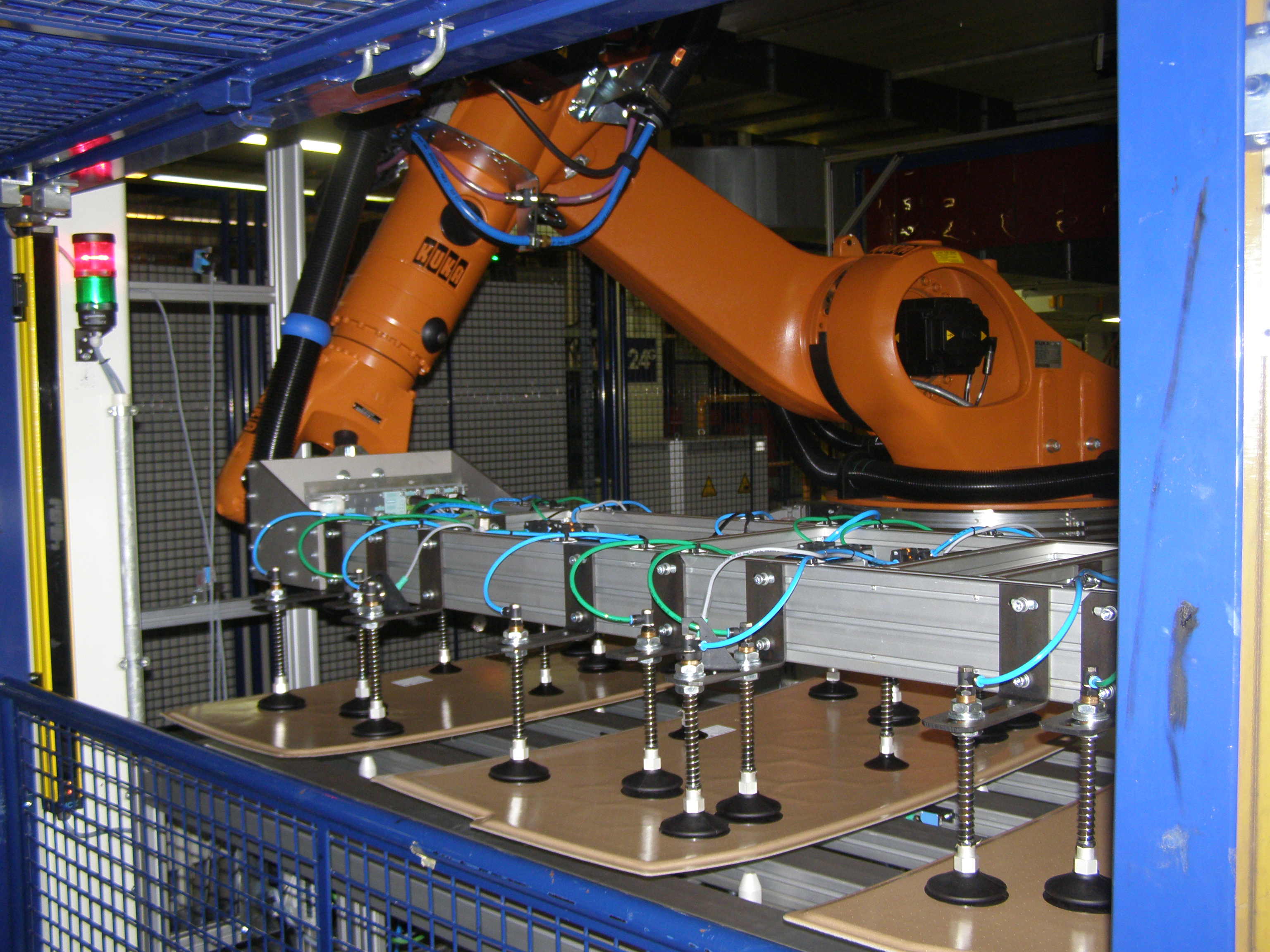 Obr. 7 Robotická bunka