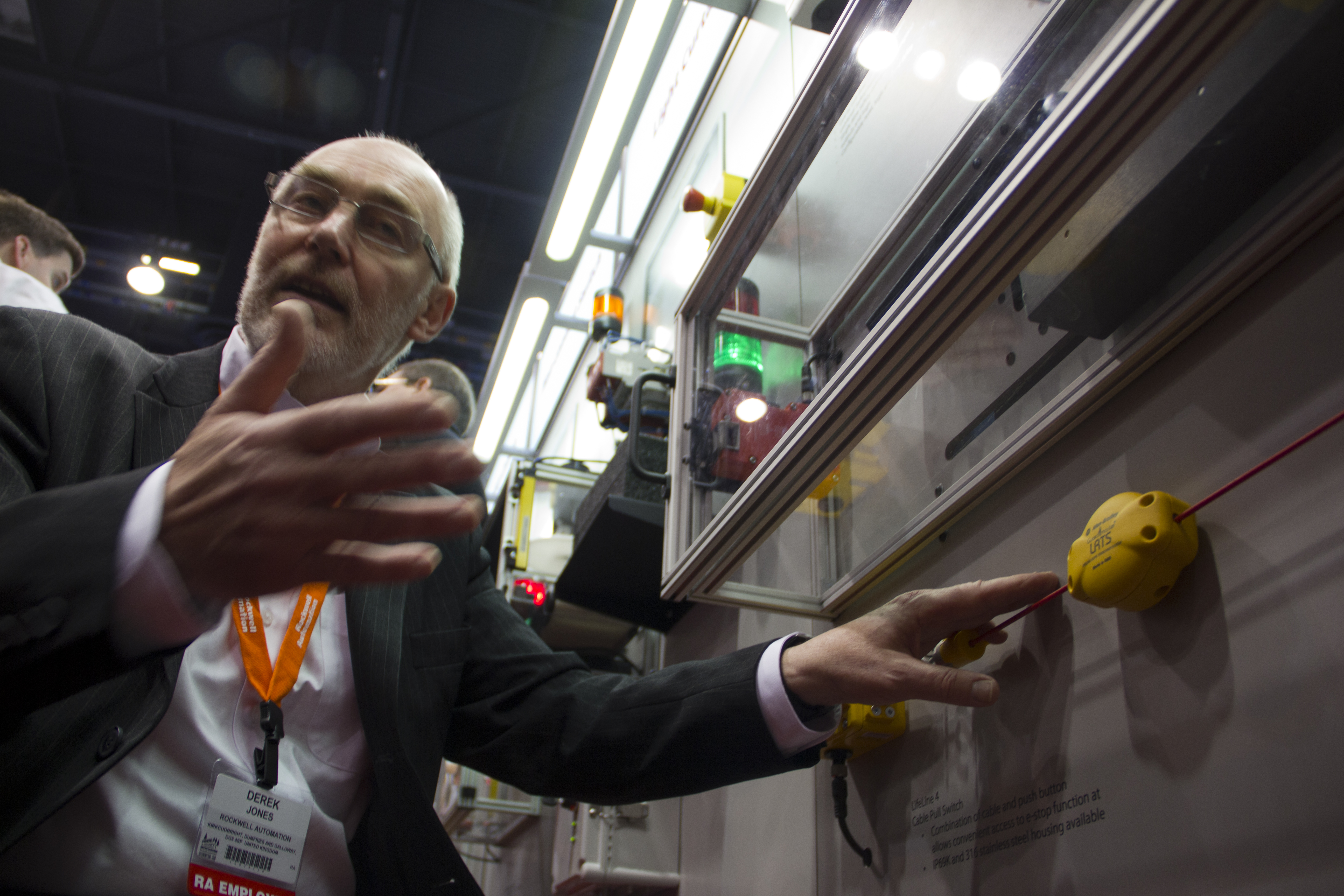 Derek Jones predvádza nové bezpečnostné prvky Rockwell Automation