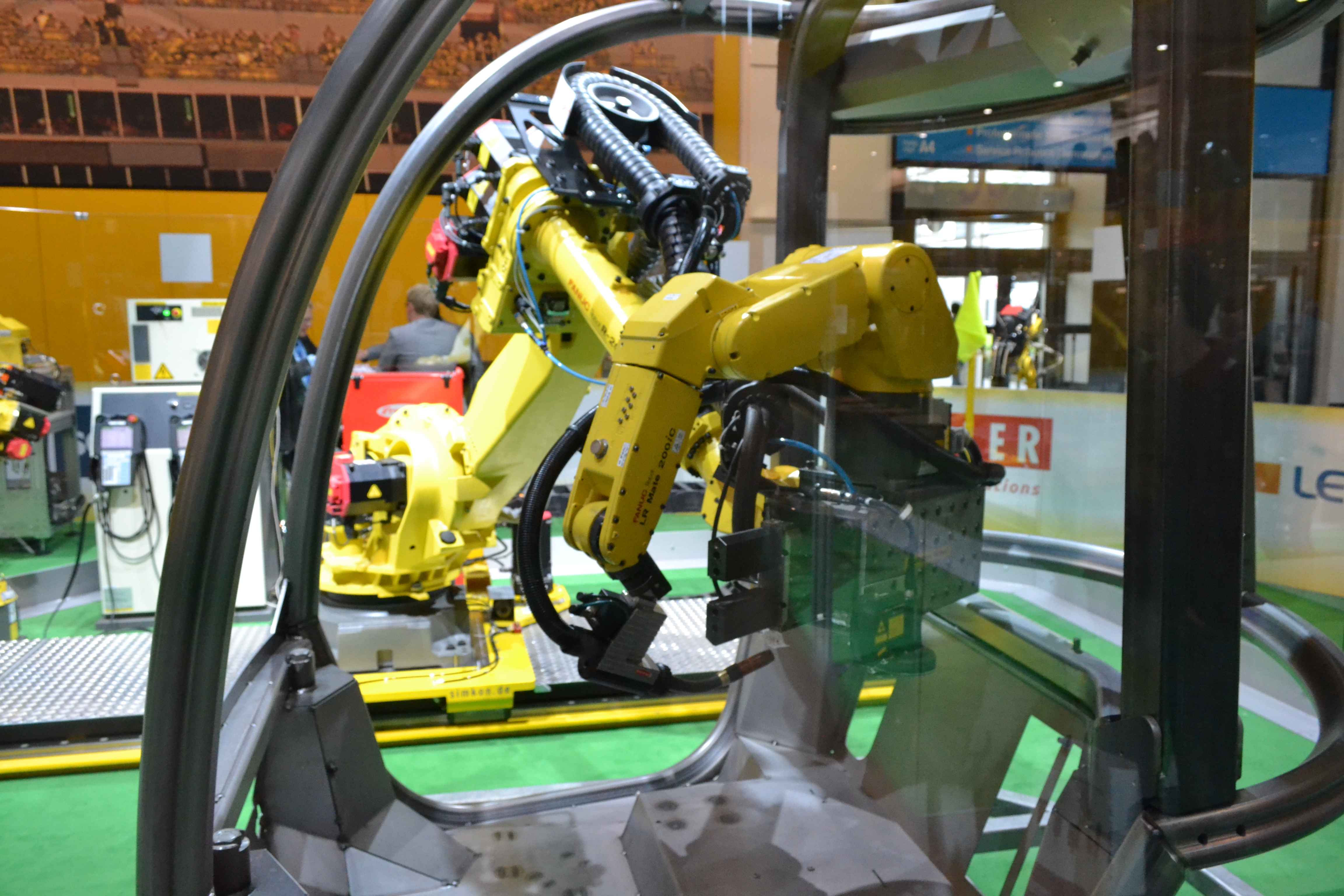 Obr. 13: Spoločnosť FANUC predstavila v rámci aplikácie zvárania zaujímavé riešenie – umiestnenie menšieho robota na koncový bod väčšieho