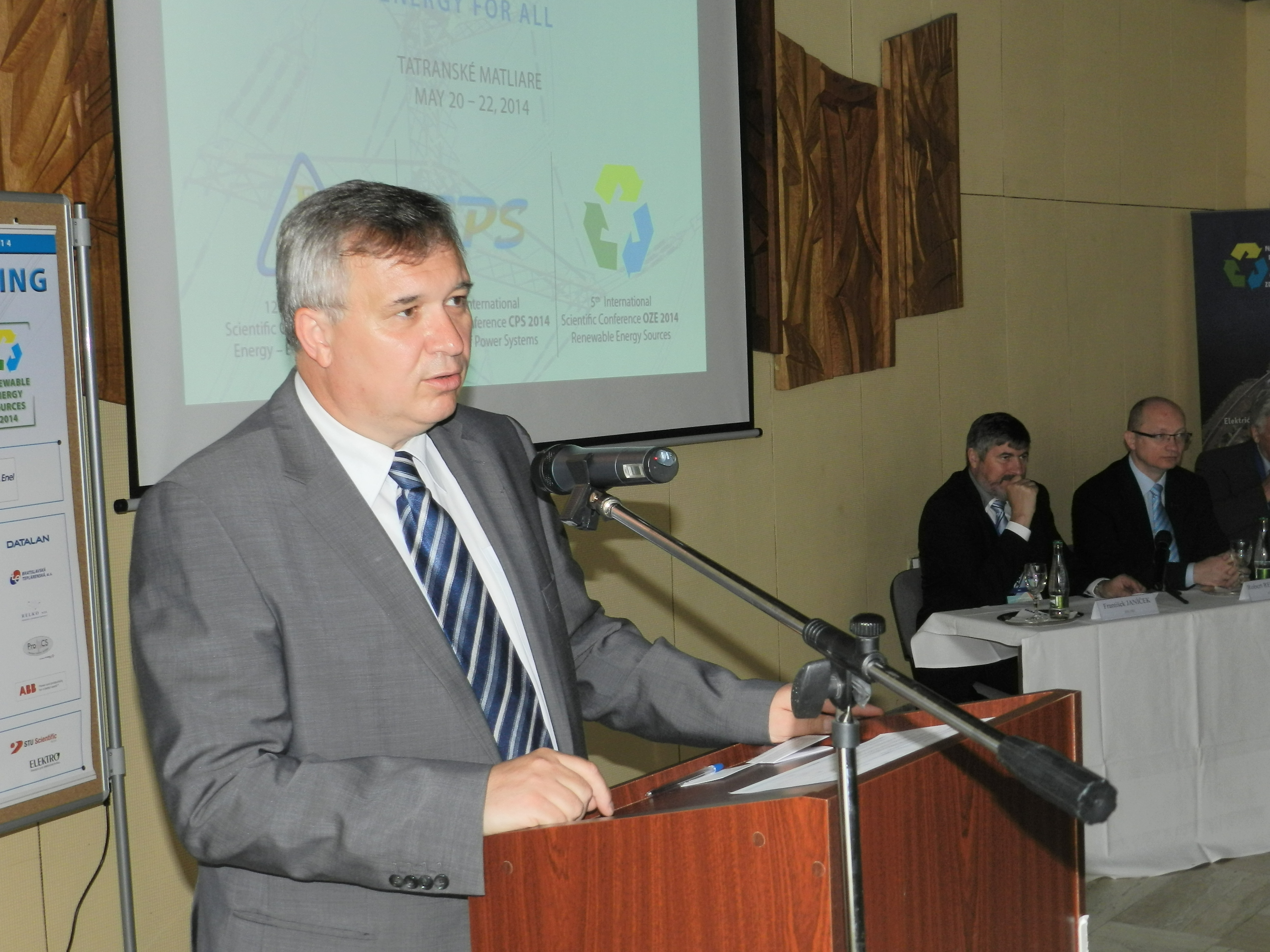 Obr. 2 Generálny riaditeľ sekcie energetiky MH SR Ján Petrovič informoval o pripravovanom rámci klimaticko-energetickej politiky EÚ 2030 a pozícii SR