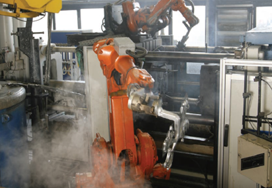 Obr. 2 Roboty pri príprave foriem v prostredí s vysokou teplotou a znečisteným vzduchom [7]