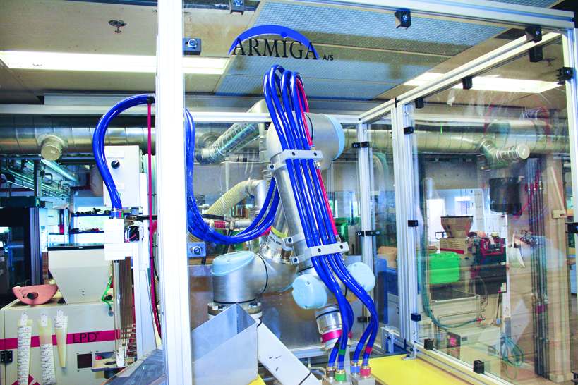 Obr. 2: Výrobca načúvacích prístrojov Oticon používa robot UR5 na rôzne úlohy v oblasti odlievania