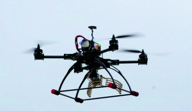 Obr. 4: Dron vybavený robotickým ramenom a ďalší typ robotického ramena