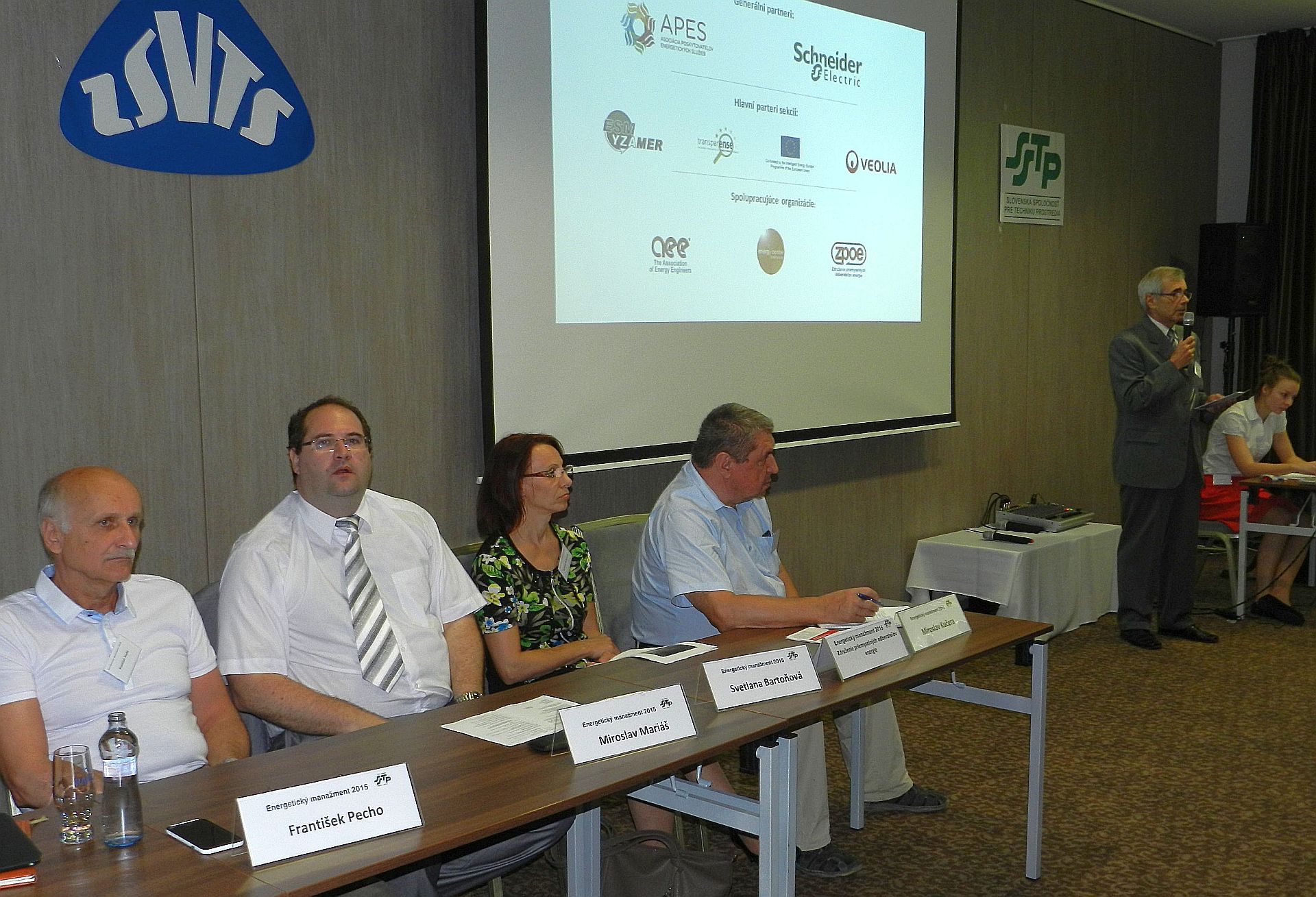 Obr. 1 Účastníkov konferencie na úvod privítal odborný garant podujatia Marián Rutšek. So svojími prednáškami sa predstavili (zľava): František Pecho, SEPS, a.s., Ing. Miroslav Mariáš, MH SR, Svetlana Bartoňová, EHB Meridián, s.r.o. a Miroslav Kučera zo Združenia priemyselných oberateľov energie