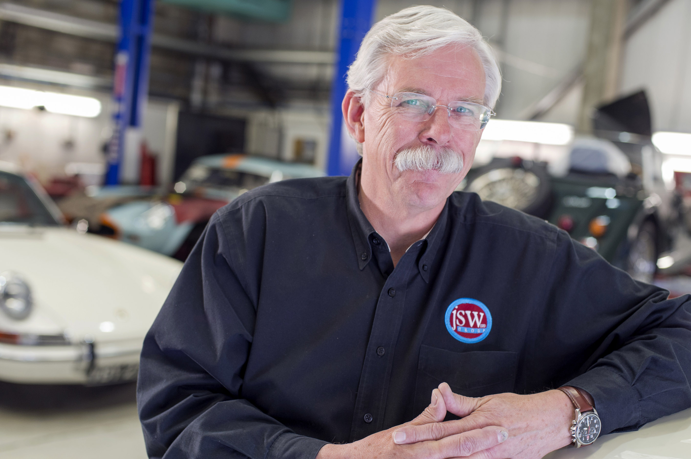 Obr. 2 Jim Stokes sa už viac ako 30 rokov špecializuje na obnovu, prestavovanie a starostlivosť o drahocenných veteránov, zvlášť Alfa Romeo  8C z 30-tych rokov minulého storočia.