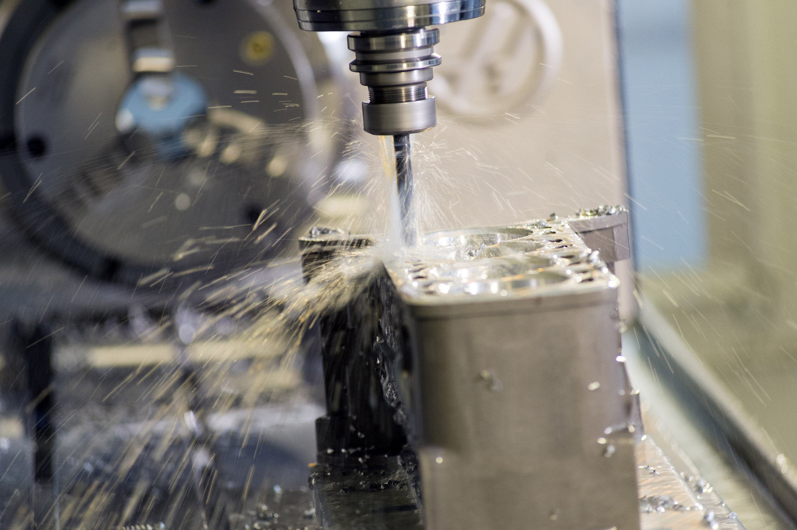  Obr. 3 Jeden z troch CNC strojov Haas vo firme. VF-5 pracuje s 10 000 ot/min, zatiaľ čo VF-2 a VF-6 pracujú s 7500 ot/min. Dva z týchto strojov majú navyše 4-osí otočný stôl Haas.