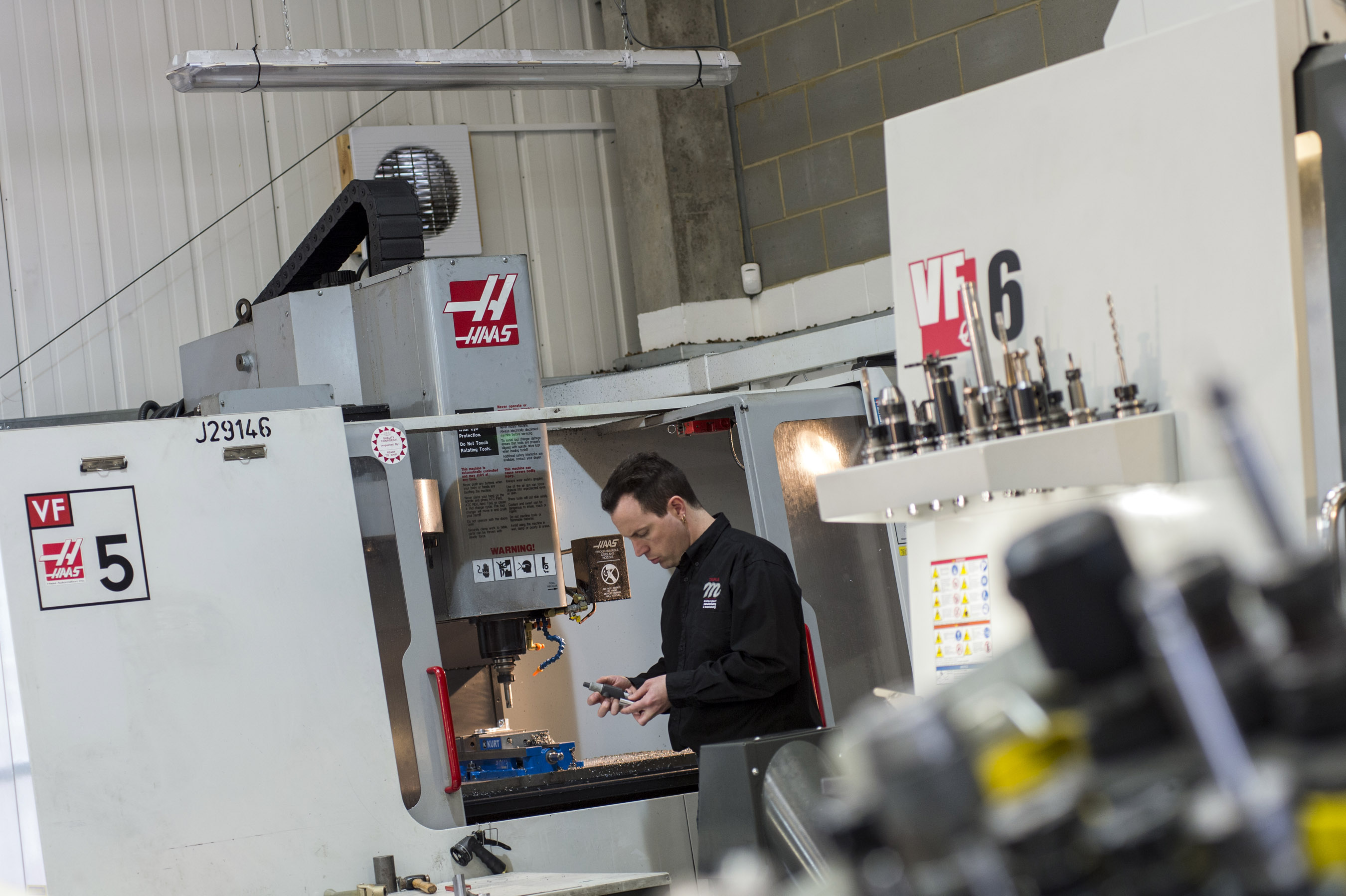 Obr. 4 Aby spoločnosť dokázala zrekonštruovať motory a ich súčasti, investovala do troch CNC vertikálnych obrábacích strojov Haas: VF-2, VF-5 a VF-6.