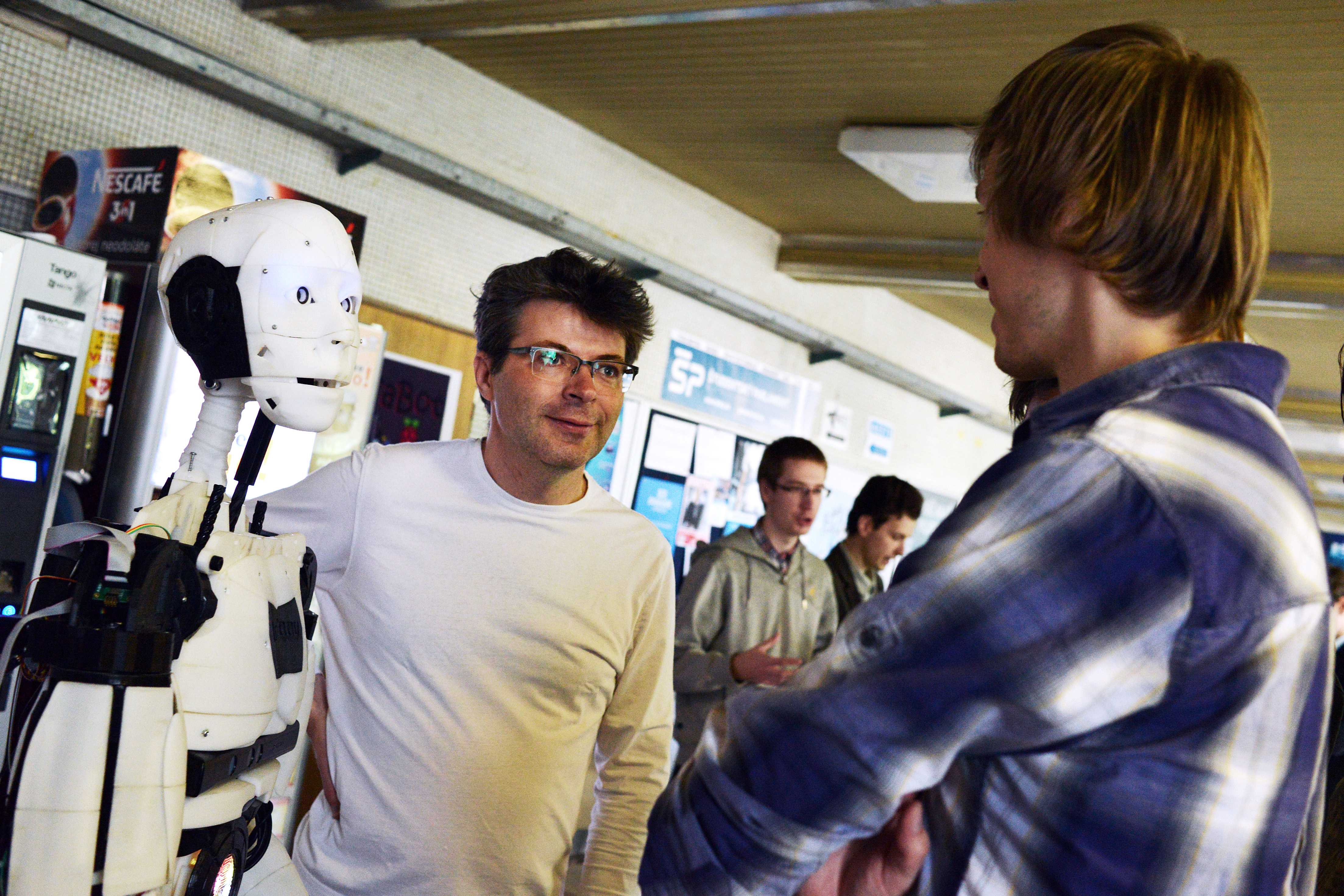 Obr. 3 Robot Alex Inmoov je takmer celý vytlačený na 3D tlačiarni