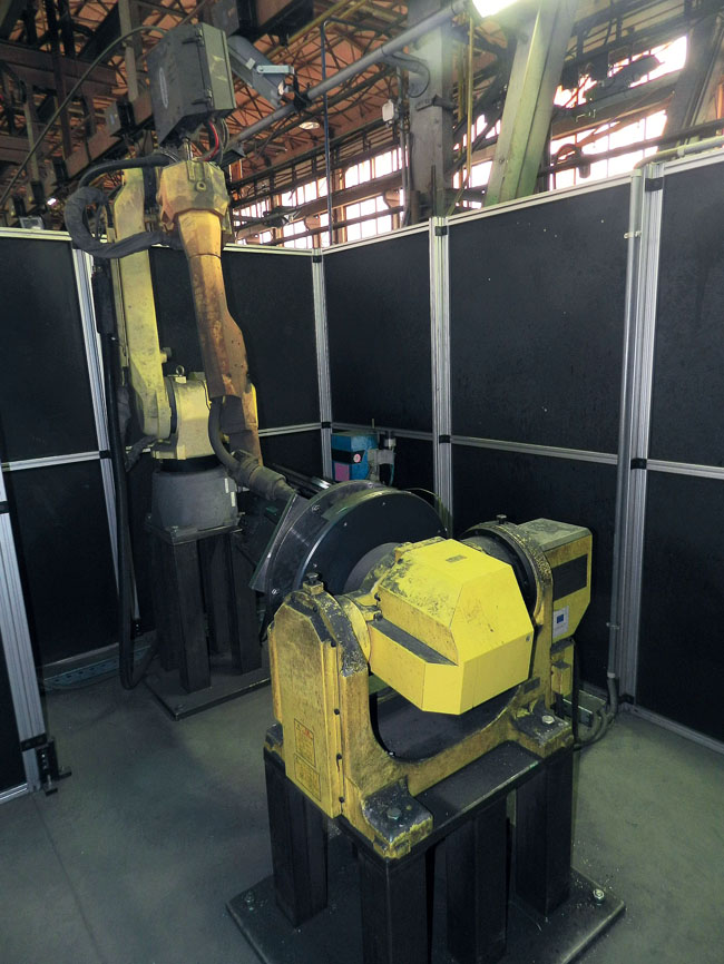 Obr. 1a Robotizované pracovisko FANUC