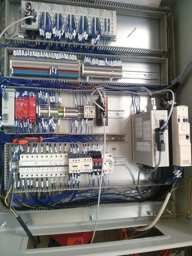 Obr. 2 Pohľad do rozvádzača zrážačky hrán – v hornej časti PLC CPX-CEC od spoločnosti Festo, vpravo frekvenčné meniče Schneider Electric a Festo 